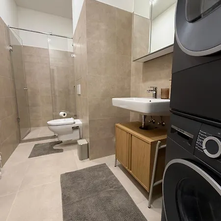 Quiet & Modern Absolute Flat With Terrace 아파트