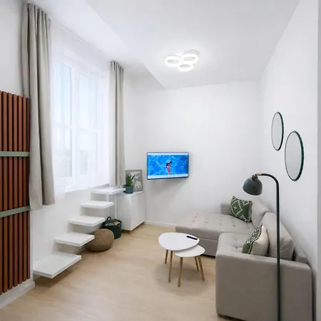 Quiet & Modern Absolute Flat With Terrace 아파트 *